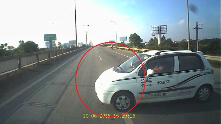 Clip: Ô tô nghênh ngang quay đầu chạy ngược chiều, suýt gây họa thảm khốc