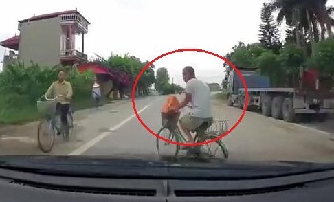 Clip: Đạp xe sang đường không quan sát, suýt bị ô tô đâm