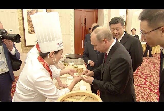 Video: Tổng thống Putin vui vẻ làm bánh bao cùng Chủ tịch Tập Cận Bình