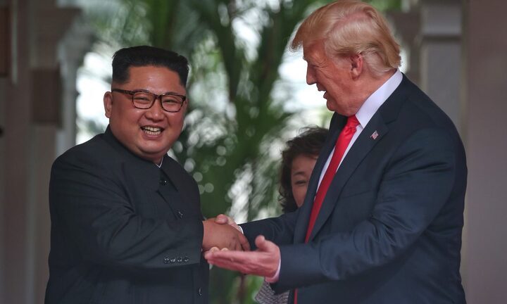 Ảnh: Hai ông Trump-Kim thân thiết và thoải mái ngoài dự đoán ngay lần đầu gặp mặt