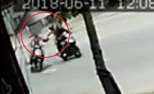 Clip: Cướp giật túi xách, kéo cô gái ngã văng ở Đồng Nai