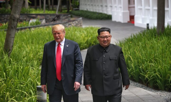 Video: Ảnh: Hai nhà lãnh đạo Mỹ-Triều tươi cười rạng rỡ cùng nhau tản bộ sau bữa trưa