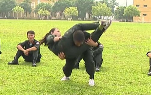 Clip: Nữ đặc nhiệm bay người, kẹp cổ hạ gục đối phương trong tích tắc