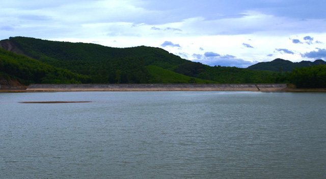 Ra bờ đập chụp ảnh, nữ sinh chết đuối thương tâm