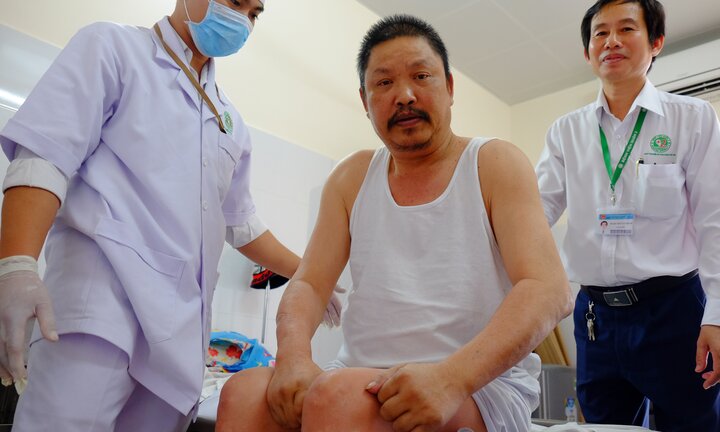 Người đàn ông ngồi dậy thần kỳ sau 5 năm nằm liệt giường vì tai nạn