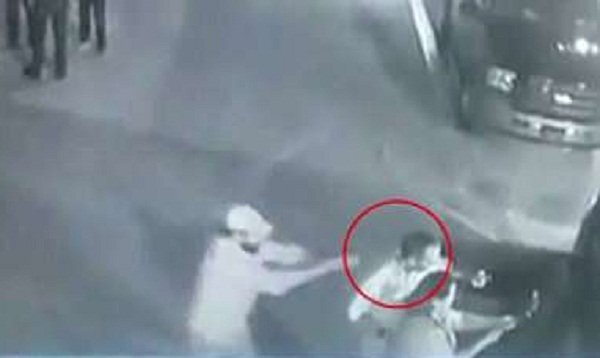 Clip: Đang selfie với cử tri, chính trị gia bị bắn chết