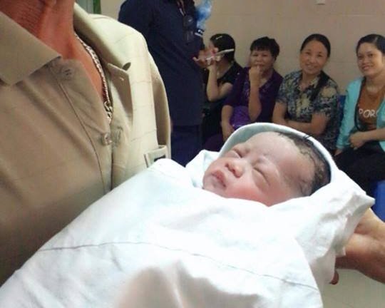 Xúc động cảnh ông bố 47 tuổi ôm con mới chào đời sau 10 năm chạy chữa
