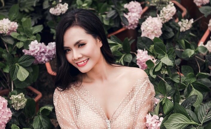Lương Nguyệt Anh chịu nắng nóng 39°C để gợi cảm giữa ngàn hoa