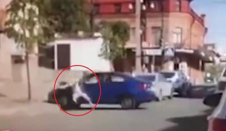 Clip: Bị chọc tức, chồng hung hăng lái ô tô đâm thẳng vào vợ