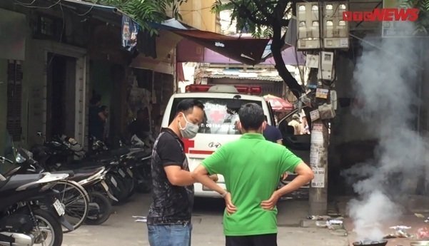 Video: Hiện trường phát hiện thi thể người đàn ông bốc mùi trong căn nhà khóa trái