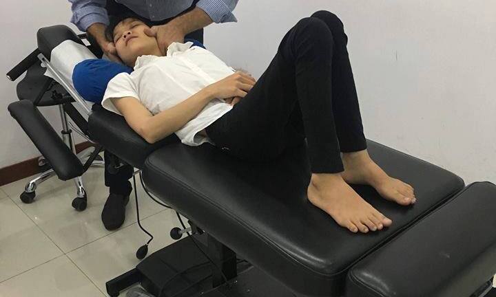 Cô gái 27 năm khuỵu ngã vì căn bệnh bại liệt 'hồi sinh' nhờ trị liệu thần kinh cột sống