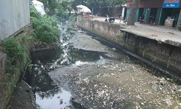Kinh hãi những dòng mương đen kịt, bốc mùi hôi thối giữa phố Hà Nội