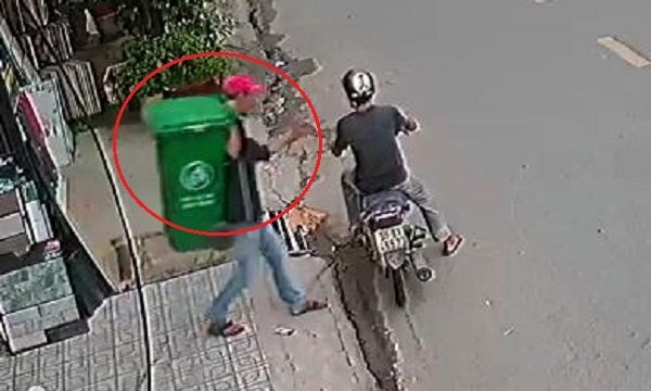 Clip: Khóa thùng rác vào cột cẩn thận, vẫn bị trộm bẻ khóa lấy đi