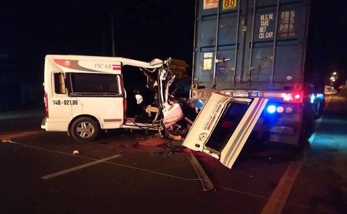 Xe khách tông xe đầu kéo đang đỗ ven đường, 10 người thương vong