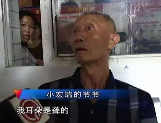 Đón nhầm cháu mà không hay biết, cụ ông bị tình nghi bắt cóc trẻ em