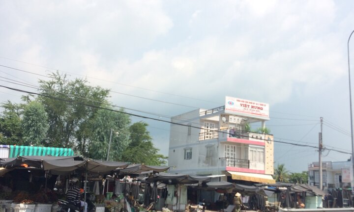 Vợ chủ tịch, chồng bí thư xã xây nhà 3 tầng không phép trên đất công: Vì sao vẫn chưa tháo dỡ?