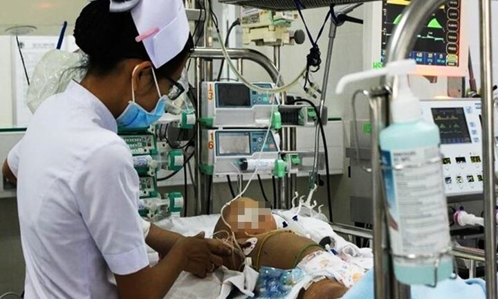 Cha làm cột đèn trước cổng, con 1 tuổi bị điện giật nguy kịch