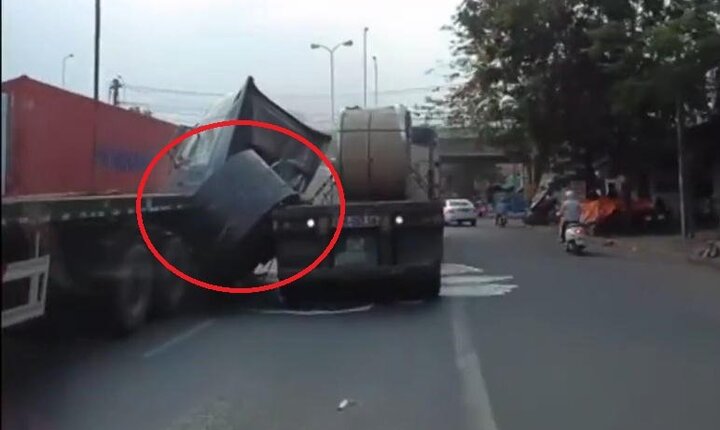 Clip: 2 cuộn thép khổng lồ trượt khỏi thùng hàng, đè nát cabin container