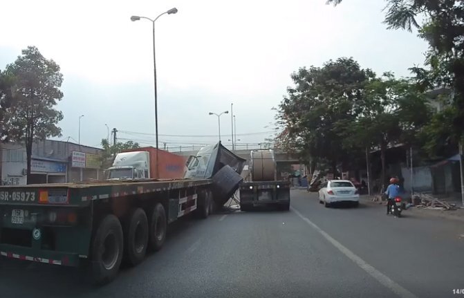 Xe container bị 2 cuộn sắt hàng chục tấn đè bẹp cabin: Công an thông tin mới nhất