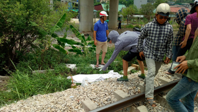 Cố vượt đường ray, hai người đi xe máy bị tàu hoả tông chết