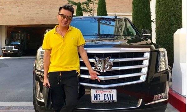 Đàm Vĩnh Hưng tạo dáng, hào hứng khoe siêu xe chuyên dành cho nguyên thủ quốc gia