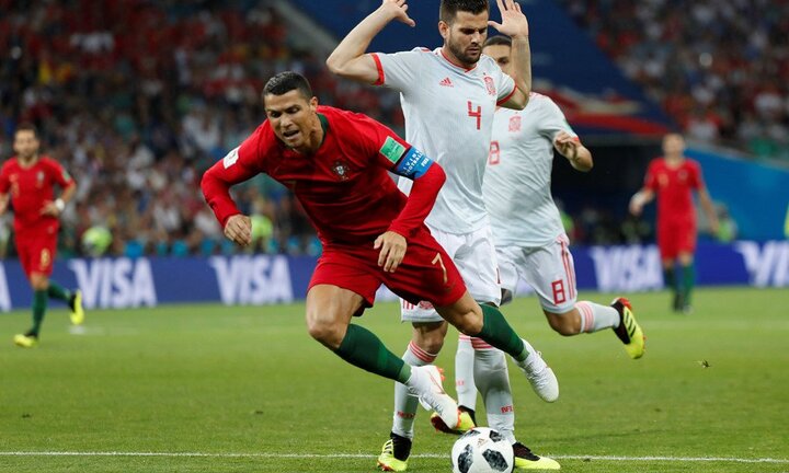 Pique: ‘Ronaldo có thói quen ăn vạ để kiếm đá phạt’