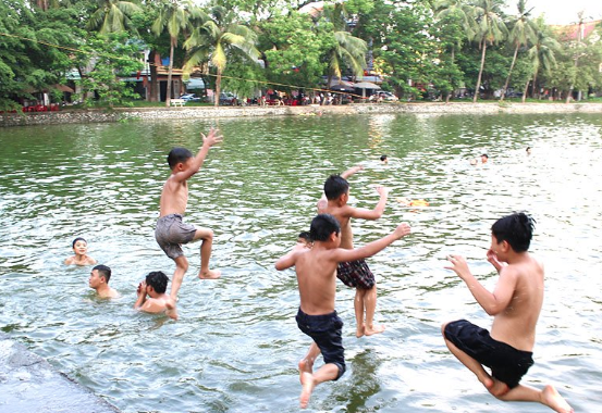 Ảnh: Độc đáo 'bể bơi nghìn năm tuổi' thu hút trẻ em mỗi dịp hè ở Hà Nội