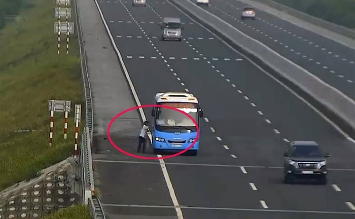 Video: Bất chấp nguy hiểm, xe dịch vụ vô tư bắt khách trên cao tốc