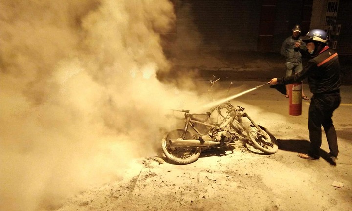 Cay cú vì thua độ bóng đá, nhóm thanh niên đốt cháy rụi 2 xe máy