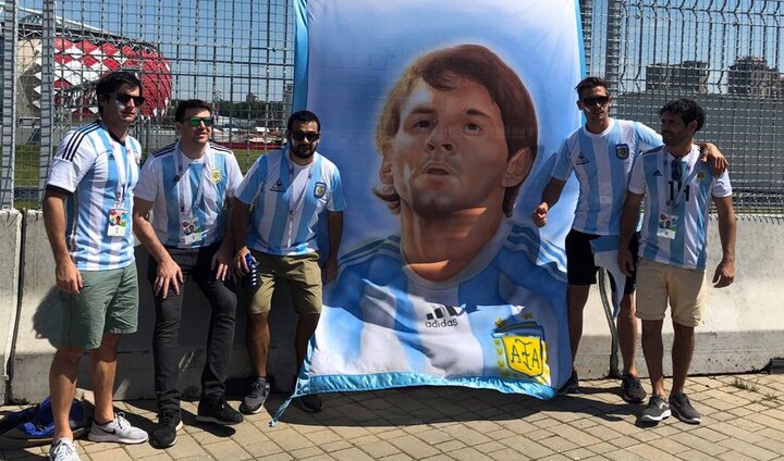 Video: Từ Nga, CĐV Argentina nói 'Messi sẽ ghi 2 bàn'