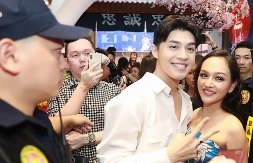 Noo Phước Thịnh toát mồ hôi trong 'vòng vây' của fan Hà Thành