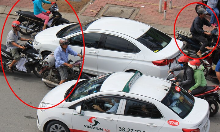 Ảnh: Hàng loạt tài xế ngang nhiên chạy xe ngược chiều kiểu tự sát ở TP.HCM