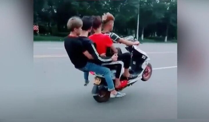 Clip: 'Trẻ trâu' làm xiếc với xe máy ăn cắp, quay clip khoe lên mạng và cái kết đắng