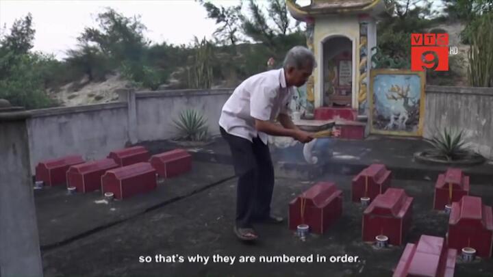 Niềm hy vọng của người cha 12 lần tự tay chôn con xuống cát