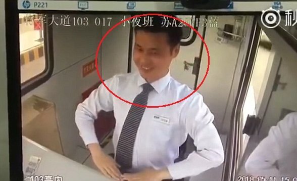 Clip: Nhân viên thu phí cười như robot khiến dân mạng nổi da gà