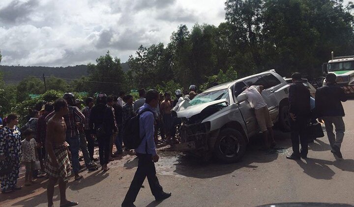 Xe chở Hoàng thân Campuchia bị taxi đâm trực diện