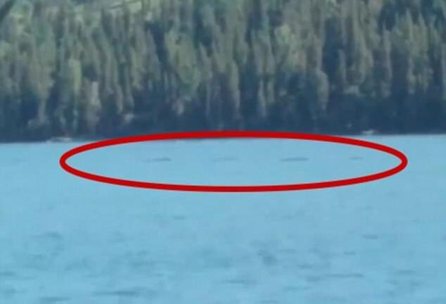 Video: Hồ nước Trung Quốc gặp hiện tượng bí ẩn, nghi xuất hiện 'quái vật hồ Loch Ness'