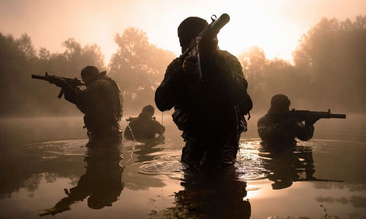 Súng hết đạn, đặc nhiệm Anh dùng búa hạ 3 phiến quân Taliban trong hang tối