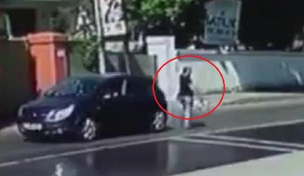 Clip: Nữ tài xế đạp nhầm chân ga, cán chết người chỉ dẫn giúp mình