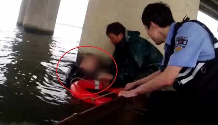 Clip: Nhảy sông tự tử, người đàn ông hối hận bơi vào chân cầu kêu cứu