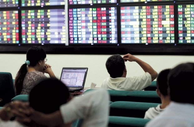 Thị trường chứng khoán đỏ sàn, nhà đầu tư nội ngoại gây sốc ‘rủ nhau’ bán tháo