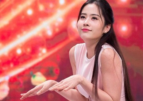 Nam Em ôm đàn tỳ bà, sáng tác ca khúc 'tình mình như cái bình'