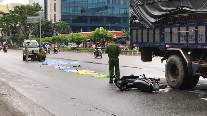 Bị xe tải kéo lê hơn 10m sau va chạm, cô gái trẻ chết thương tâm