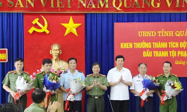 Thưởng nóng Công an Quảng Ninh bắt giữ hàng chục kg heroin