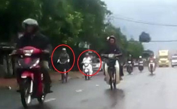 Clip: Vừa lái xe máy vừa nghe điện thoại, cô gái 'hại người hại mình'