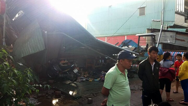 7 người thoát chết khi nhà đổ sập trong cơn mưa chiều