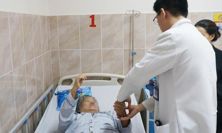 4 giờ phẫu thuật cứu cụ bà 72 tuổi mang khối u tủy sống hiếm gặp