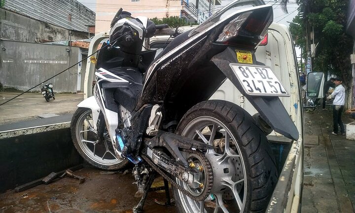 2 thanh niên chạy xe máy tông vào cột điện thiệt mạng