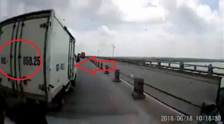 Clip tố xe tải mang biển số tỉnh Bắc Ninh tạt đầu gây tai nạn rồi bỏ trốn
