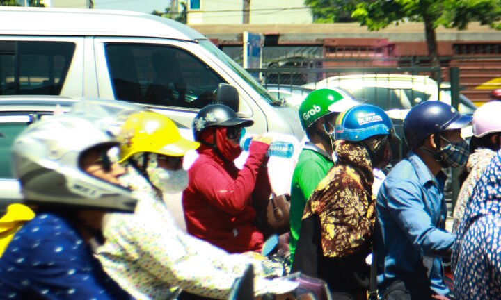 Dân Hà Nội quay cuồng trong nắng nóng 40 độ C